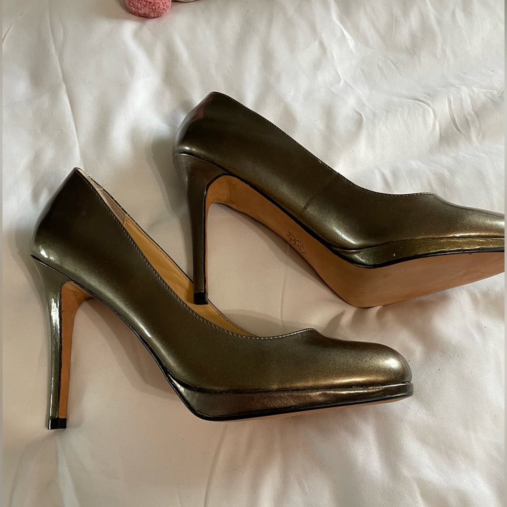 Gold leather pumps